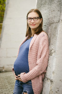 Pregnant women with glasses small shutterstock_433477753 (1)